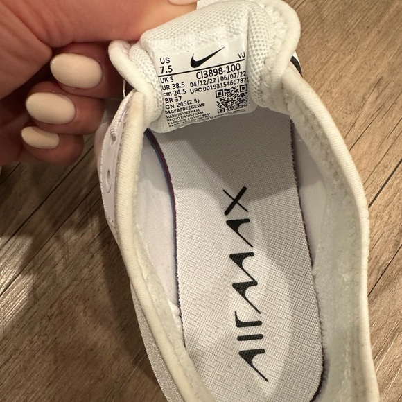Nike Max: Women’s Size 7.5 Black and White - Picture 4 of 4
